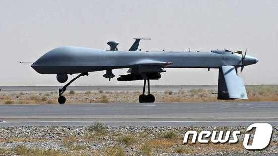 본문 이미지 - 지난 2010년 6월13일 미사일을 장착한 프레데터 드론이 아프가니스탄 칸다하르의 미공군기지를 이륙하고 있다. ⓒ AFP=News1 