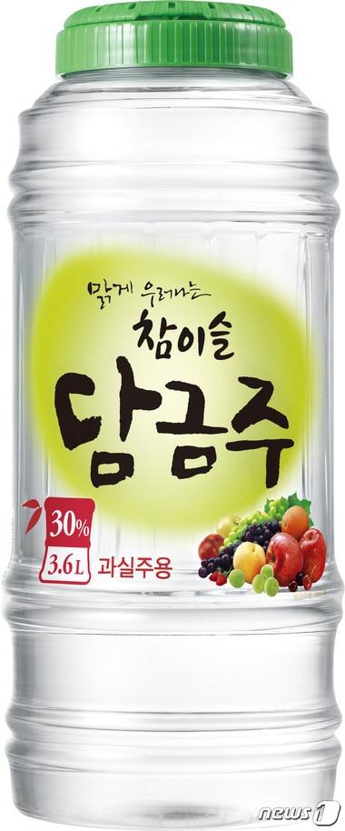 본문 이미지 - 하이트진로의 &acute;참이슬 담금주&acute; 제품 이미지 /사진제공 = 하이트진로 ⓒ News1