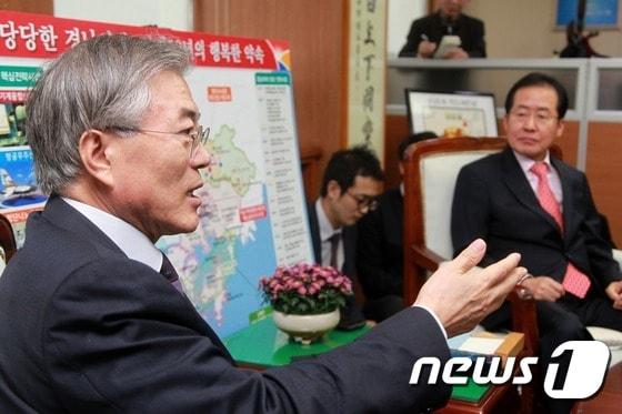 본문 이미지 - 문재인 새정치민주연합 대표와 홍준표 경남도지사가 18일 경남도청에서 무상급식에 대한 논쟁을 벌이고 있다. / 뉴스1 ⓒ News1 한재호 기자