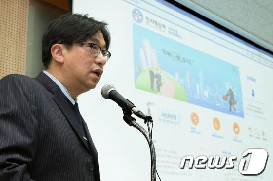 본문 이미지 - 18일 오후 정부서울청사에서 인사혁신처 최승철 인재정보담당관이 &acute;국민추천제&acute;에 대해 브리핑하고 있다.ⓒ News1