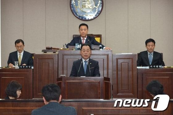 본문 이미지 - 울주군의회 김민식 의원이 18일 개회한 152회 임시회 1차 본회의에서 시정질문을 하고 있다/사진제공=울주군의회ⓒ News1