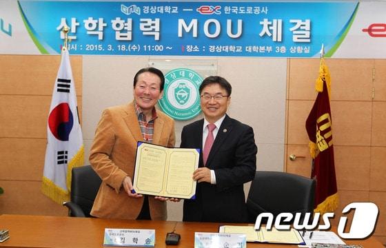 본문 이미지 - 김학송 한국도로공사 사장(사진 왼쪽)과 권순기 경상대 총장이 18일 산학협력 양해각서를 체결한 뒤 기념촬영하고 있는 모습. <도공 제공>ⓒ News1