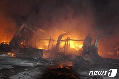 본문 이미지 - 18일 오후 7시40분께 충북 청주시 흥덕구 옥산면의 한 건강식품 보관 창고에서 화재가 생한 것을 인근 주민이 발견, 소방당국에 신고했다. 소방당국은 펌프차 등 21대의 장비와 170여명의 인원을 동원해 진화에 나섰으나 바람과 현장에서 나오는 유독가스 등으로 진화에 어려움을 겪었다. 2015.3.18/뉴스1 ⓒ News1 남궁형진 기자