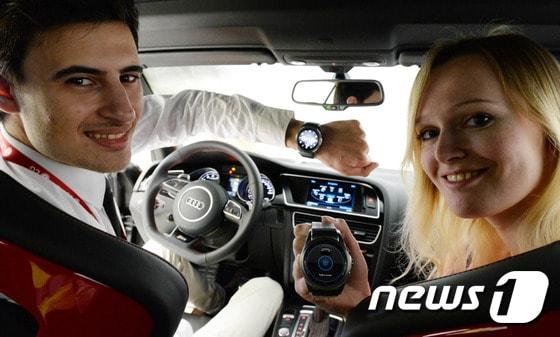 본문 이미지 - LG전자는 아우디와 협업을 통해 이번 MWC에서 열쇠 없이 시동을 걸고 끄는 등 웨어러블 기기와 자동차 간 연동 기능을 선보였다. (LG전자 제공) 2015.3.2/뉴스1 ⓒ News1 