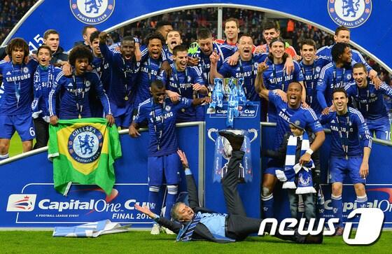 본문 이미지 - 첼시 선수들이 2일(한국시간) 영국 런던의 웸블리 스타디움에서 열린 2014-15시즌 잉글랜드 캐피탈 원 컵(리그컵) 결승전에서 토트넘을 꺾고 우승을 차지한 뒤 환호하고 있다. ⓒ AFP=News1