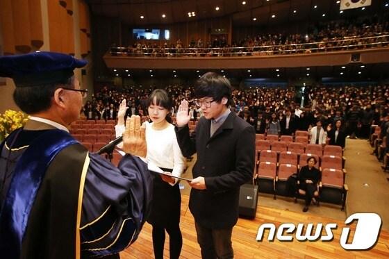 본문 이미지 - KAIST 신입생 대표 류자영 양과 송윤민 군이 선서를 하고 있다.ⓒ News1