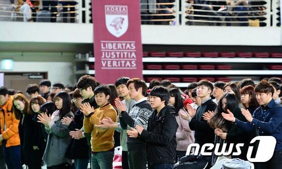 본문 이미지 - 2일 오전 서울 성북구 고려대학교 화정체육관에서 열린 2015학년도 입학식에서 신입생들이 박수를 치고 있다. 2015.3.2/뉴스1 ⓒ News1 박세연 기자