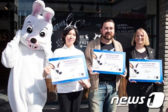 본문 이미지 - 러쉬코리아 우미령 대표와 방송인 샘 해밍턴, 국제동물보호단체인 휴메인 소사이어티 인터네셔널 비크루얼티프리 글로벌 캠페인 다이렉터인 클레어 맨스필드(왼쪽부터)가 지난 3월 서울 강남구 신사동 러쉬(LUSH) 매장에서 열린 화장품 동물실험 금지 위한 캠페인 행사에서 서명을 한 뒤 포즈를 취하고 있다. ⓒ News1
