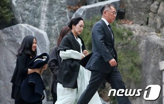 본문 이미지 - 정의선 현대차 부회장이 20일 오후 고(故) 정주영 현대그룹 명예회장의 14주기 제사에 참석하기 위해 가족과 함께 서울 종로구 청운동 정 전 명예회장 생전 자택으로 들어서고 있다. 2001년 3월21일 타계한 정주영 명예회장은 오는 11월25일로 탄생 100주년을 맞는다. 2015.3.20/뉴스1 ⓒ News1 오대일 기자