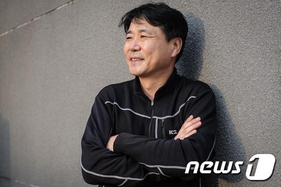 본문 이미지 - 황희재 현대자동차 기술지사는 도장분야 국가품질명장이다. 현대자동차 울산공장에 있는 20명의 대한민국 '국가품질명장' 중 유일한 도장(塗裝)분야 근무자다. 지난 20일 현대차 울산공장에서 그를 만났다. 2015.03.20/뉴스1 ⓒ News1 이승배 기자