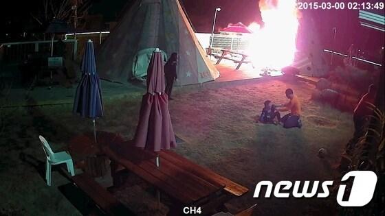 본문 이미지 - 22일 오전 인천 강화군 화도면 동막해수욕장 인근 캠핑장에서 불이 나 불길이 번지고 있다. 이 불로 이모(38)씨 등 5명이 숨지고, 박모(43)씨와 이모(8)군 등 2명이 다쳐 인근 병원으로 옮겨져 치료를 받고 있다. (강화도 캠핑장 화재현장 CCTV) /뉴스1 ⓒ News1 윤혜진 기자