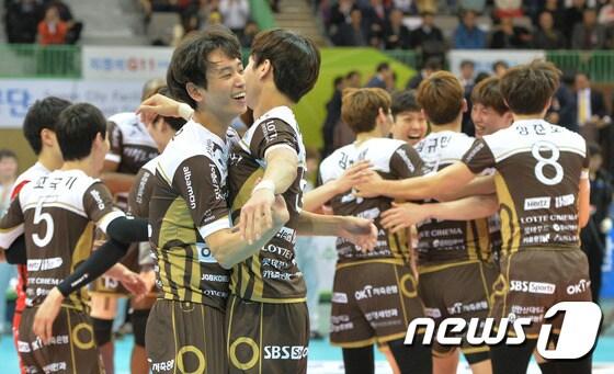 본문 이미지 - OK저축은행이 삼성화재를 꺾고 챔피언결정전 1차전에서 승리했다. /뉴스1 ⓒ News1 이재명 기자