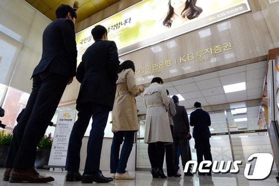 본문 이미지 - 안심전환대출이 출시된 24일 오전 서울 여의도 KB은행 본점에서 안심전환대출 가입 희망 고객들이 개점시간을 기다리며 줄 서 있다.2015.3.24/뉴스1 ⓒ News1 정회성 기자
