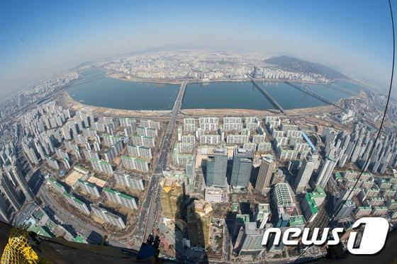 본문 이미지 - 서울 송파구 롯데월드타워 101층 공사현장에서 바라본 서울시내 모습. 착공 4년5개월여 만에 100층을 돌파한 롯데월드타워는 올해 말 123층, 555미터에 이르는 외관 공사가 마무리되고 내년 말 완공되면 층수 기준 세계 4위의 초고층 빌딩이 된다. 2015.3.24/뉴스1 ⓒ News1 유승관 기자