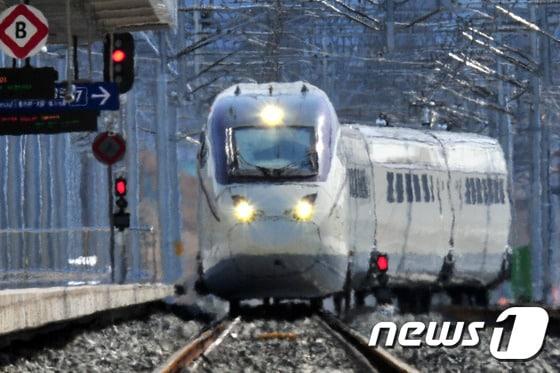 본문 이미지 - 서울~포항간 KTX직결노선 개통일(31일)을 일주일 앞둔 24일 오후 코레일이 동대구~포항역 구간에 대한 시운전을 실시한 가운데 시승객들을 태운 KTX신형열차가 포항역으로 들어오고 있다. 2015.3.24/뉴스1 ⓒ News1 최창호 기자