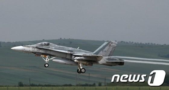 본문 이미지 - 캐나다 공군 소속 F-18 호넷 전투기.ⓒ AFP=뉴스1 2015.03.24/뉴스1 ⓒ News1