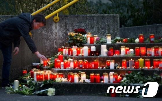 본문 이미지 - 24일(현지시간) 프랑스 남부에서 추락한 독일 저먼 윙스 항공기의 탑승객인 십대 청소년 16명이 다녔던 요제프 쾨니히 고등학교의 교내 계단에 추모꽃다발과 촛불이 놓여있다. AFP=news1