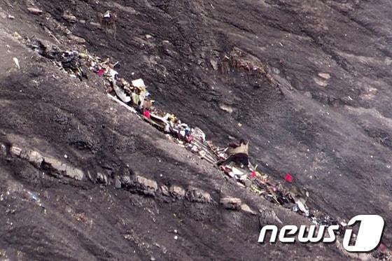 본문 이미지 - 저먼윙스항공 여객기 4U9525편의 추락 지점에 흩어진 기체 잔해. ⓒ AFP=뉴스1 ⓒ News1