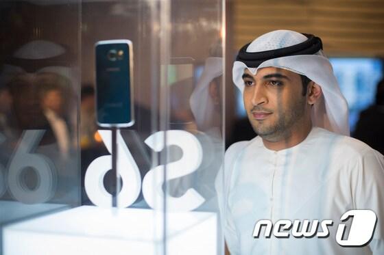 본문 이미지 - 두바이에서 열린 삼성전자 갤럭시 S6, 갤럭시 S6 엣지 월드투어 행사에서 참석자들이 제품을 체험하는 모습 ⓒ News1