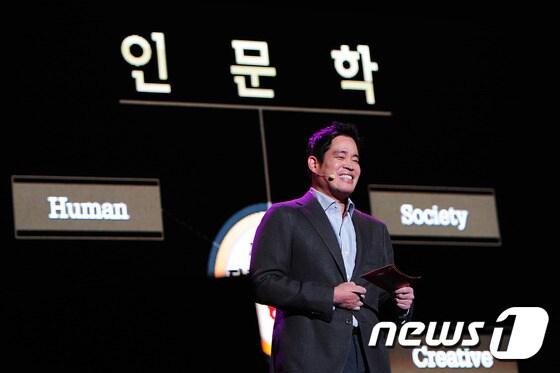 본문 이미지 - 정용진 신세계그룹 부회장이 고려대에서 인문학과 관련해 강연하고 있다.ⓒ News1