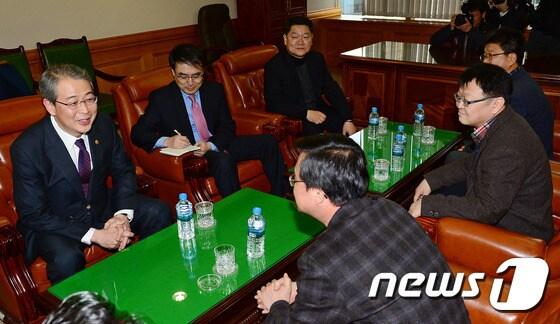본문 이미지 - 임종룡 금융위원회 위원장(왼쪽)이 26일 오후 서울시 명동 은행연합회관에서 김문호 금융노조 위원장을 비롯한 금융노조 관계자들과 면담을 갖고 있다. 2015.3.26/뉴스1 ⓒ News1 박세연 기자