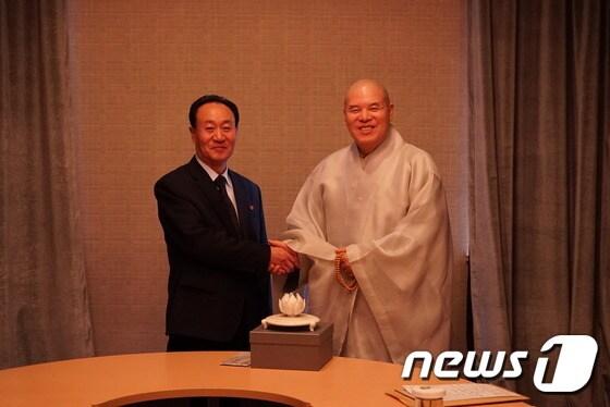 본문 이미지 - 대한불교조계종이 북한의 조선불교도련맹(조불련)과 26일 중국 심양 칠보산 호텔에서 남북불교대표자회담을 열었다. 조계종 총무원장 자승스님(오른쪽)과 강수린 조불련 위원장. (조계종 제공).ⓒ News1