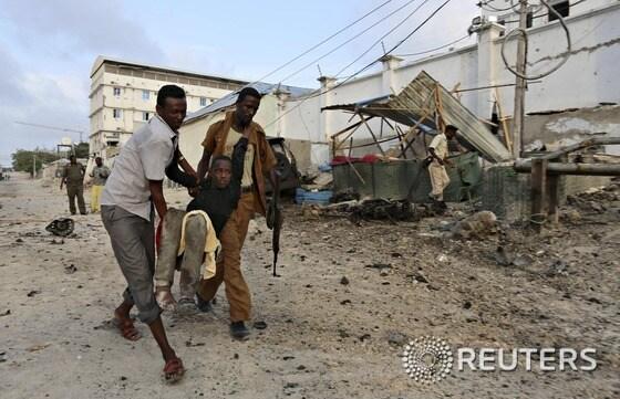 본문 이미지 - 소말리아 모가디슈 주민들이 27일(현지시간) 이슬람 급진주의 무장세력 알샤바브의 호텔 테러로 다친 사람을 이송하고 있다.ⓒ 로이터=뉴스1
