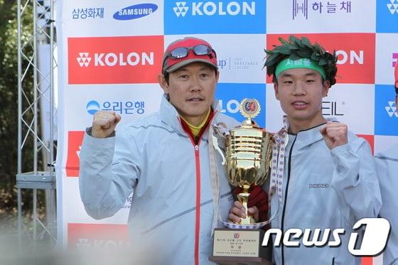 본문 이미지 - 서울체고 장동영 감독&#40;왼쪽&#41;과 박준혁이 28일 제31회 코오롱구간마라톤대회 고교부 정상에 오른 뒤 포즈를 취하고 있다. &#40;대한육상경기연맹 제공&#41; ⓒ News1