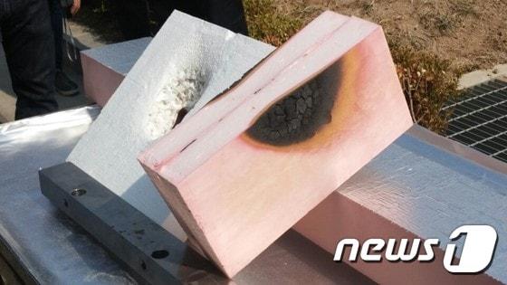 본문 이미지 - PF단열재는 불이 닿으면 표면이 검게 그을릴 뿐 속은 타지 않는다. ⓒ News1