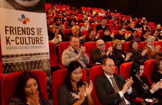 본문 이미지 - CJ그룹은 주한 외교관 등 국내에 거주하는 외국인 오피니언 리더(영향력 있는 인물)를 초청해 한류문화를 체험케 하는 &acute;CJ Friends of K-Culture&acute;행사를 개최했다고 29일 밝혔다. /사진제공 = CJ ⓒ News1
