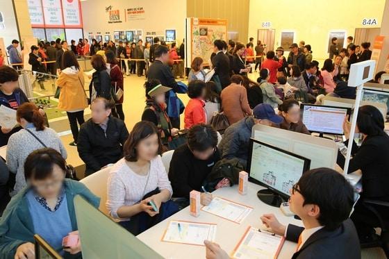 본문 이미지 - &acute;의정부 민락2 호반베르디움 1차&acute; 모델하우스에서 청약상담을 받고 있는 고객들/제공=호반건설ⓒ News1