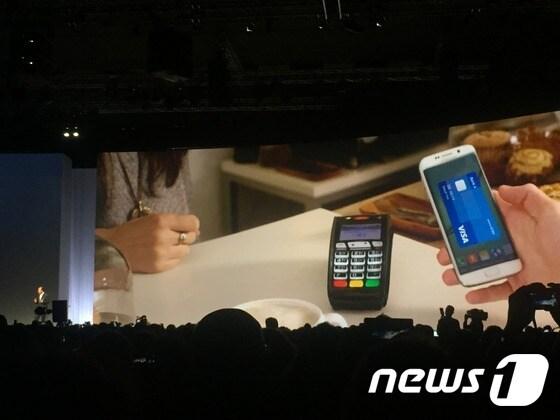본문 이미지 - 신종균 삼성전자 IM부문 대표가 지난 1일(현지시각) 스페인 바르셀로나에서 연 '갤럭시 언팩 2015' 행사에서 갤럭시S6와 갤럭시S6엣지에 탑재될 모바일 결제서비스 '삼성페이'를 설명하고 있다.  ⓒ News1