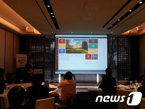 본문 이미지 - 이성호 영우디지털 클라우드 사업부 이사가 3일 서울 소공동 웨스틴 조선호텔에서 열린 기자간담회에서 자사의 클라우드 서비스 전략을 소개하고 있다. ⓒ News1