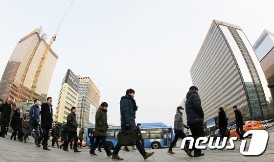 본문 이미지 - 출근하고 있는 직장인들./ⓒ News1