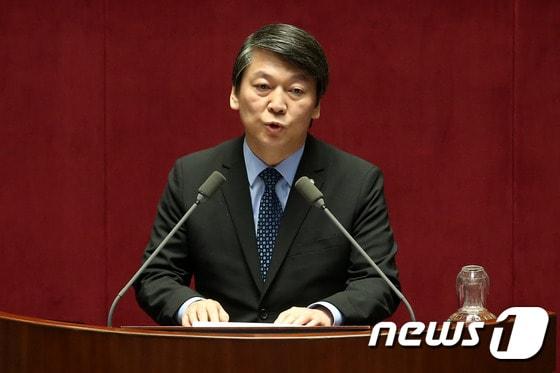 본문 이미지 - 안철수 새정치민주연합 전 공동대표가 3일 국회 본회의에서 일명 '김영란법'(부정청탁 및 금품 등 수수의 금지에 관한 법률안)과 관련해 찬성토론을 하고 있다.  2015.3.3/뉴스1 ⓒ News1 이광호 기자