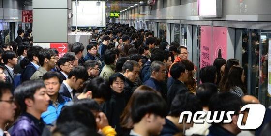 본문 이미지 - 서울 지하철 9호선 2단계 연장구간이 개통한 후 첫 월요일인 30일 오전 서울 강서구 가양역에서 출근길에 오른 시민들이 급행 열차를 기다리고 있다.  2015.3.30/뉴스1 ⓒ News1 양동욱 기자