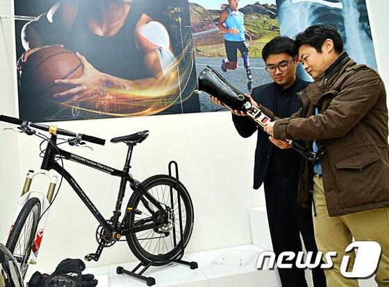 본문 이미지 - 효성이 전라북도 전주에 만든 창조경제혁신센터 탄소전시관에 전시된 탄소섬유 의족ⓒ News1