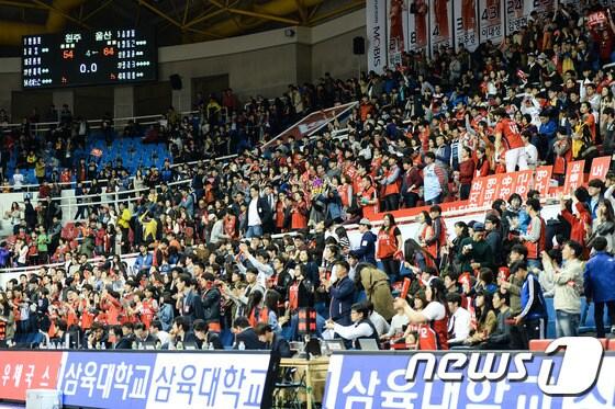 본문 이미지 - 지난 29일 울산 모비스와 원주 동부의 2014-15 KCC 프로농구 챔피언결정전 1차전이 펼쳐진 울산동천체육관. (사진-KBL 제공)ⓒ News1