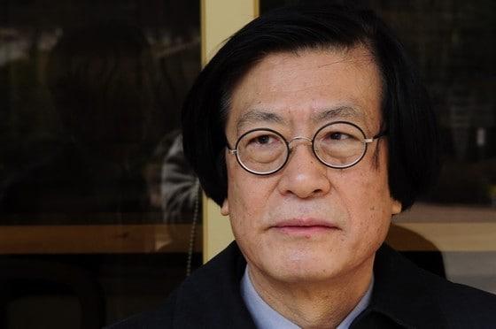 본문 이미지 - '여우인간'을 집필한 극작가 이강백 ⓒ신재환(공연전문 사진가)