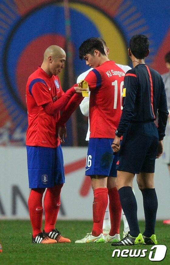 본문 이미지 - 국가대표 동료 시절 함께했던 기성용(오른쪽)과 차두리 2015.3.31/뉴스1 ⓒ News1 양동욱 기자