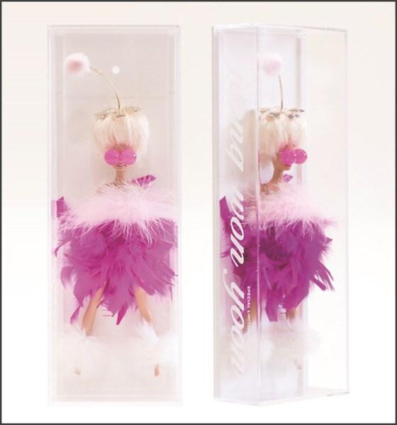 본문 이미지 - 3월14일 화이트데이를 맞아 '바비(barbie)' 를 재해석해 꼴라주한 윤정원 작가의 작품 딱 100점이 탄생했다. 위사진은 정면 모습과 측면 모습. 투명 아크릴 케이스에 바비의 에디션 넘버와 윤정원작가의 사인이 들어가 있다. <사진제공=아트1>ⓒ News1