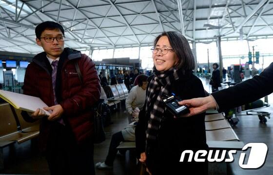 본문 이미지 - 이른바 ‘김영란법’(부정청탁 및 금품수수 금지법)이 지난 3일 국회를 통과한 가운데 최초 제안자인 김영란 전 국민권익위원장이 4일 오후 인천국제공항 출국장에서 국제회의 참석차 유럽으로 출국하고 있다. 2015.3.4/뉴스1 ⓒ News1 박지혜 기자