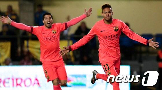 본문 이미지 - FC 바르셀로나의 네이마르(오른쪽)가 5일(한국시간) 열린 스페인 국왕컵 4강 2차전 비야레알과의 경기에서 후반 43분 팀의 세 번째 골을 터뜨린 뒤 환호하고 있다. ⓒ AFP=News1