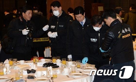 본문 이미지 - 5일 오전 서울 세종문화회관 세종홀에서 경찰 과학수사대원들이 리퍼트 주한미국대사 피습 현장을 감식하고 있다. /뉴스1ⓒ News1 손형주 기자