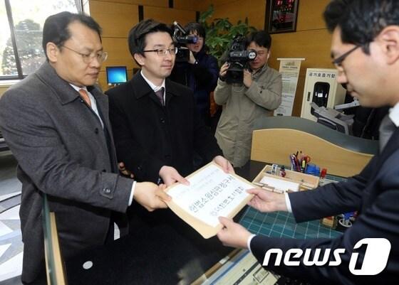 본문 이미지 - 강신업 대한변호사협회 공보이사(왼쪽)와 채명성 법제이사가 지난 3월 서울 종로구 헌법재판소 민원실에서 '김영란법'(부정청탁 및 금품 등 수수금지법) 헌법소원심판 청구서를 제출하고 있다.  2015.3.5/뉴스1 ⓒ News1 안은나 기자