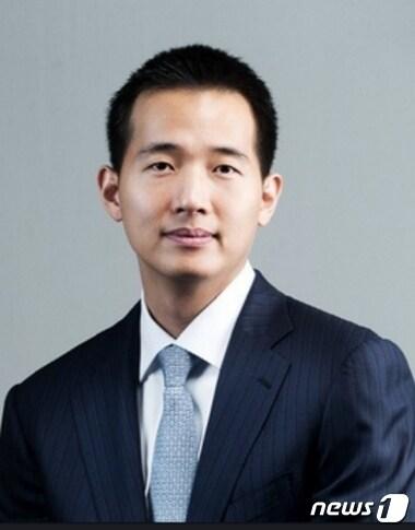 본문 이미지 - 김동관 한화큐셀 상무가 6일 한화그룹 2016년도 정기인사에서 전무로 승진했다. ⓒ News1