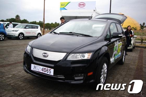 본문 이미지 - 중국 자동차 업체 BYD의 전기 크로스오버차량(CUV) "e6" 2015.03.08/뉴스1 ⓒ News1 류종은 기자