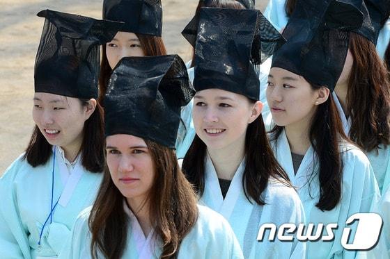 본문 이미지 -  2015 성균관대 전통 신입생 환영식 "신방례"에서 유건 쓴 선비복장을 한 외국인 유학생들./뉴스1 ⓒ News1 민경석 기자