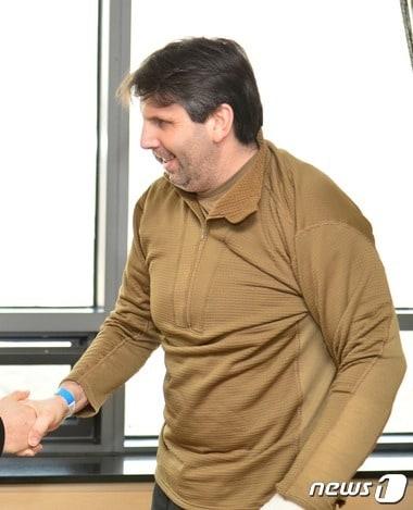 본문 이미지 - 입원치료 중인 서울 서대문구 신촌세브란스병원에서 문병객을 맞이하고 있는 마크 리퍼트 주한미국대사. (세브란스병원 제공) /뉴스1 ⓒ News1