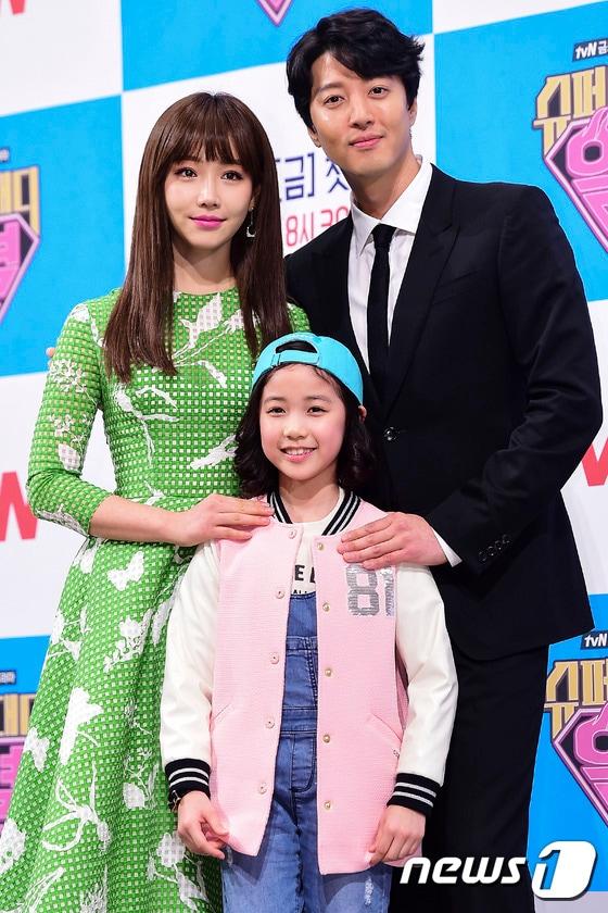 본문 이미지 -  tvN 새 금토드라마 ‘슈퍼대디 열’ 제작발표회에 참석한 주연배우 이유리, 이레, 이동건(왼쪽부터). ⓒ News1 김진환 기자